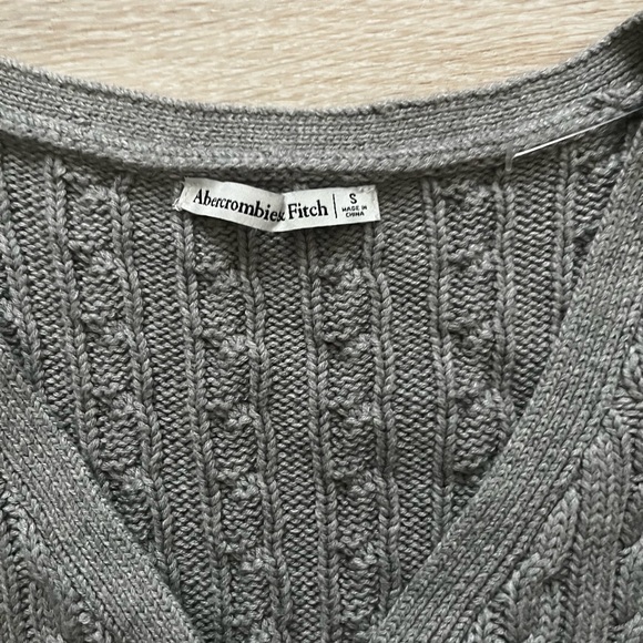 NWOT Abercrombie & Fitch Women’s Gray Cable-Knit V-Neck Button Sweater Vest S - Picture 4 of 7